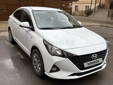 Hyundai Solaris 2020 года за 7 500 000 тг. в Актау – фото 2