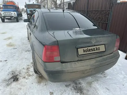 Volkswagen Passat 1998 года за 1 300 000 тг. в Актобе – фото 4