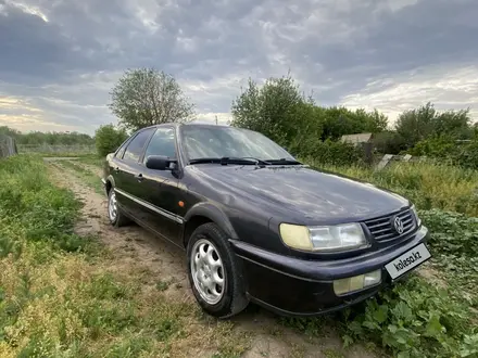 Volkswagen Passat 1996 года за 1 400 000 тг. в Актобе – фото 3