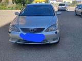 Toyota Camry 2004 годаүшін5 100 000 тг. в Актобе – фото 2