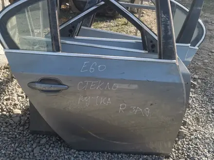 Стекло двери BMW e60 за 15 000 тг. в Шымкент
