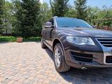 Volkswagen Touareg 2008 года за 9 000 000 тг. в Алматы – фото 2