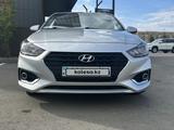 Hyundai Accent 2018 года за 7 700 000 тг. в Актобе – фото 2