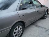 Toyota Camry 2000 года за 3 600 000 тг. в Акжар – фото 2