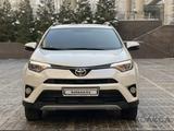 Toyota RAV4 2018 года за 14 990 000 тг. в Алматы