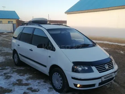 Volkswagen Sharan 2000 года за 3 300 000 тг. в Атырау – фото 21