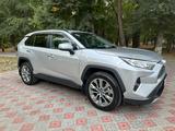 Toyota RAV4 2020 года за 13 900 000 тг. в Алматы – фото 2