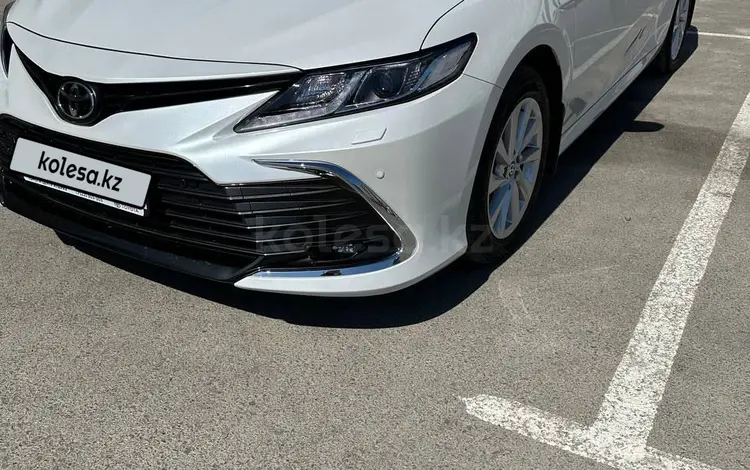 Toyota Camry 2023 года за 19 000 000 тг. в Атырау