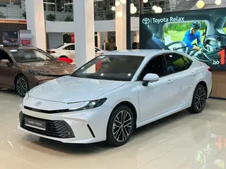 Toyota Camry Luxe eCVT