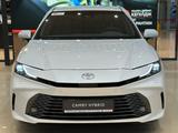 Toyota Camry Luxe eCVT 2025 года за 26 190 000 тг. в Алматы – фото 2