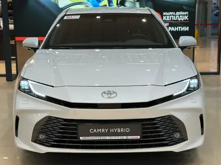 Toyota Camry Luxe eCVT 2025 года за 24 190 000 тг. в Алматы – фото 2