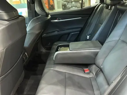 Toyota Camry Luxe eCVT 2025 года за 24 190 000 тг. в Алматы – фото 14