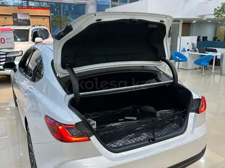 Toyota Camry Luxe eCVT 2025 года за 24 190 000 тг. в Алматы – фото 11