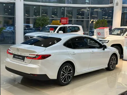 Toyota Camry Luxe eCVT 2025 года за 24 190 000 тг. в Алматы – фото 9