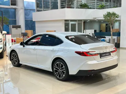 Toyota Camry Luxe eCVT 2025 года за 24 190 000 тг. в Алматы – фото 13