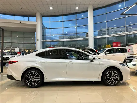 Toyota Camry Luxe eCVT 2025 года за 24 190 000 тг. в Алматы – фото 6