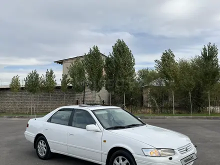 Toyota Camry 1998 года за 3 700 000 тг. в Туркестан – фото 2