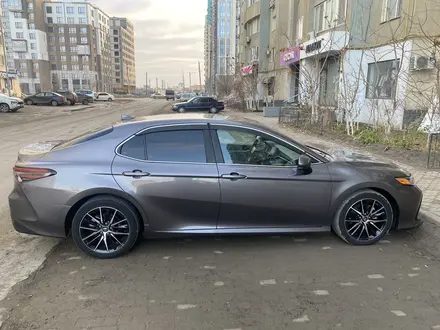 Toyota Camry 2021 года за 14 000 000 тг. в Атырау – фото 5