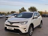 Toyota RAV4 2017 года за 14 500 000 тг. в Актобе