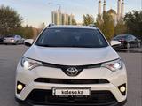 Toyota RAV4 2017 года за 14 500 000 тг. в Актобе – фото 2