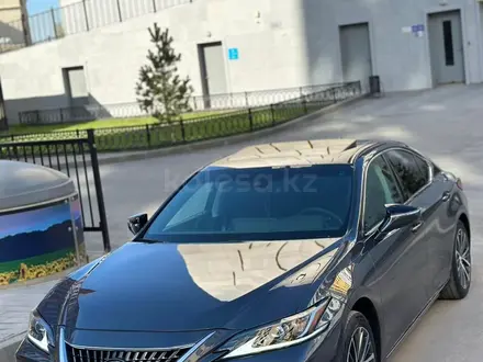Lexus ES 350 2022 года за 27 900 000 тг. в Алматы – фото 2