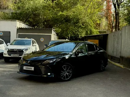 Toyota Camry 2023 года за 15 500 000 тг. в Актобе – фото 3