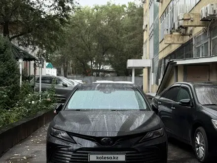 Toyota Camry 2023 года за 15 500 000 тг. в Актобе – фото 2