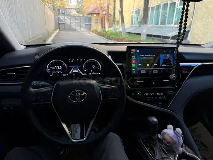 Toyota Camry 2023 года за 15 500 000 тг. в Актобе – фото 5
