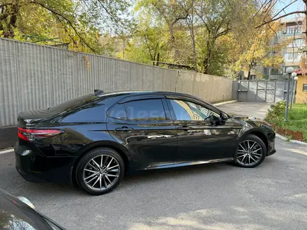 Toyota Camry 2023 года за 15 500 000 тг. в Актобе – фото 4