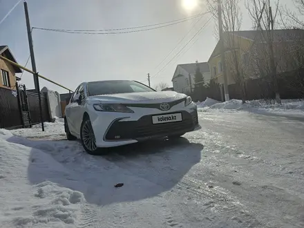 Toyota Camry 2021 года за 15 700 000 тг. в Уральск – фото 2