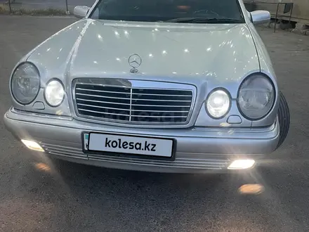 Mercedes-Benz E 320 1998 года за 4 600 000 тг. в Шымкент – фото 3