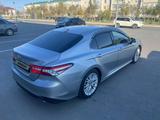 Toyota Camry 2019 года за 7 800 000 тг. в Атырау – фото 2