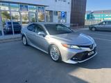 Toyota Camry 2019 года за 7 800 000 тг. в Атырау – фото 3
