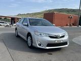 Toyota Camry 2014 года за 6 100 000 тг. в Актобе – фото 2