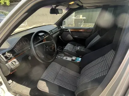 Mercedes-Benz E 230 1991 года за 2 555 000 тг. в Алматы – фото 5