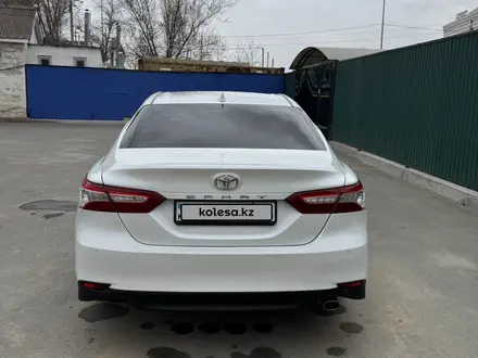 Toyota Camry 2021 года за 15 500 000 тг. в Атырау – фото 2