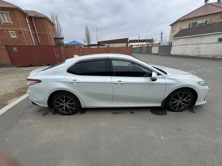 Toyota Camry 2021 года за 15 500 000 тг. в Атырау – фото 4