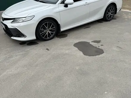 Toyota Camry 2021 года за 15 500 000 тг. в Атырау – фото 3
