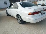 Toyota Camry 1998 года за 2 400 000 тг. в Бейнеу – фото 2