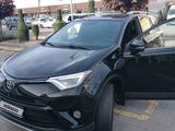 Toyota RAV4 2018 года за 13 300 000 тг. в Алматы – фото 2