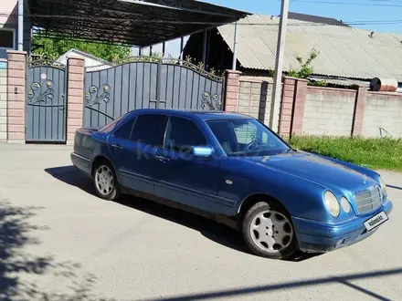 Mercedes-Benz E 230 1997 года за 3 100 000 тг. в Алматы – фото 2