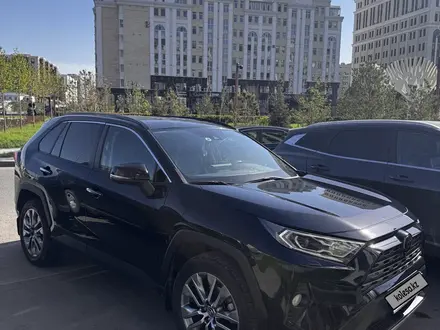Toyota RAV4 2021 года за 14 500 000 тг. в Астана – фото 2
