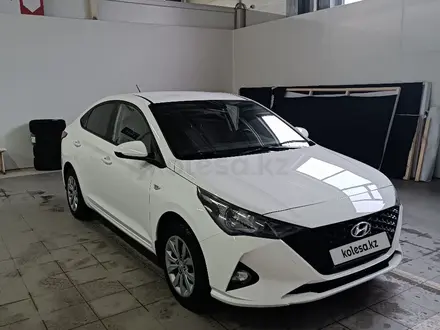 Hyundai Accent 2021 года за 7 900 000 тг. в Актобе – фото 2