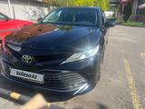 Toyota Camry 2018 года за 13 950 000 тг. в Алматы – фото 3