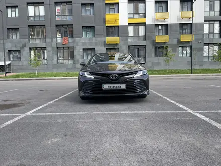 Toyota Camry 2021 года за 14 800 000 тг. в Астана