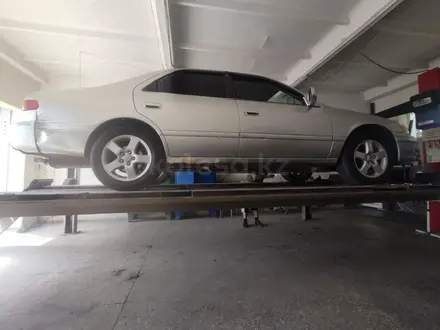 Toyota Camry 2000 года за 3 300 000 тг. в Тараз – фото 2