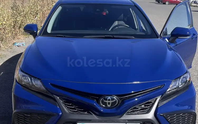 Toyota Camry 2023 года за 15 500 000 тг. в Актобе