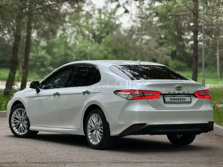 Toyota Camry 2020 года за 15 300 000 тг. в Алматы – фото 6