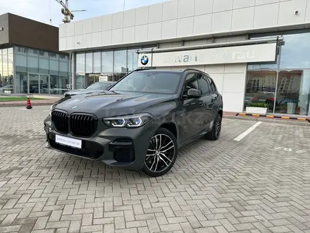 BMW X5 2022 года за 48 290 000 тг. в Атырау