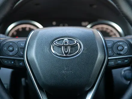 Toyota Camry 2024 года за 15 900 000 тг. в Алматы – фото 17